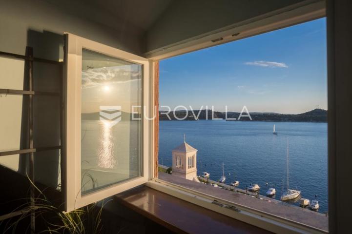 Šibenik, stara gradska jezgra, povijesna palača iz 12. stoljeća