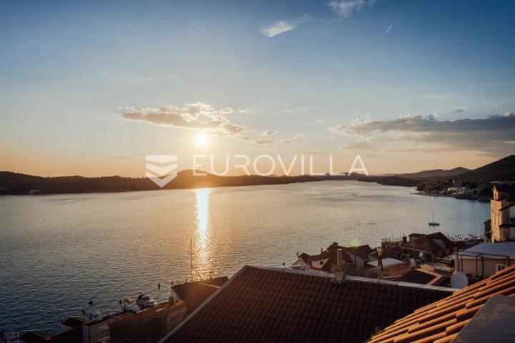 Šibenik, stara gradska jezgra, povijesna palača iz 12. stoljeća