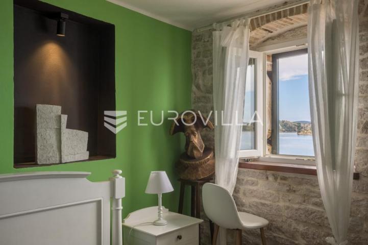 Šibenik, stara gradska jezgra, povijesna palača iz 12. stoljeća