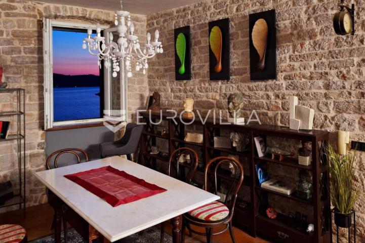 Šibenik, stara gradska jezgra, povijesna palača iz 12. stoljeća