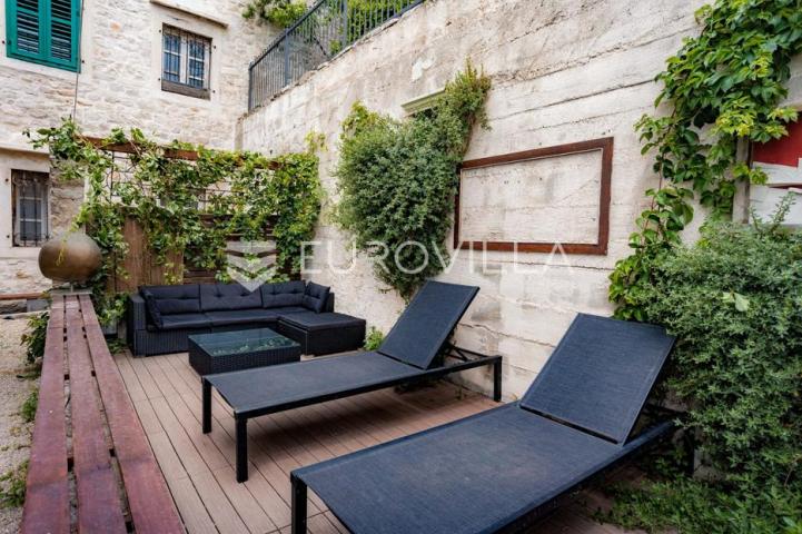 Šibenik, stara gradska jezgra, povijesna palača iz 12. stoljeća