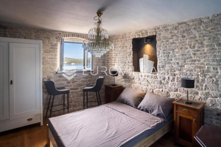 Šibenik, stara gradska jezgra, povijesna palača iz 12. stoljeća