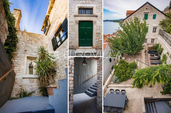 Šibenik, stara gradska jezgra, povijesna palača iz 12. stoljeća