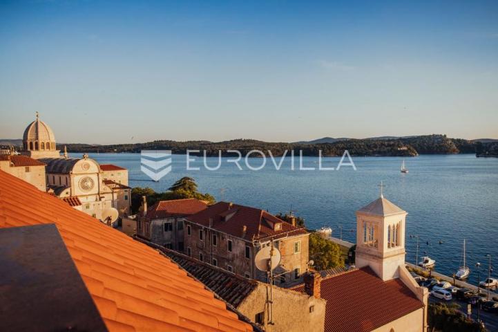 Šibenik, stara gradska jezgra, povijesna palača iz 12. stoljeća