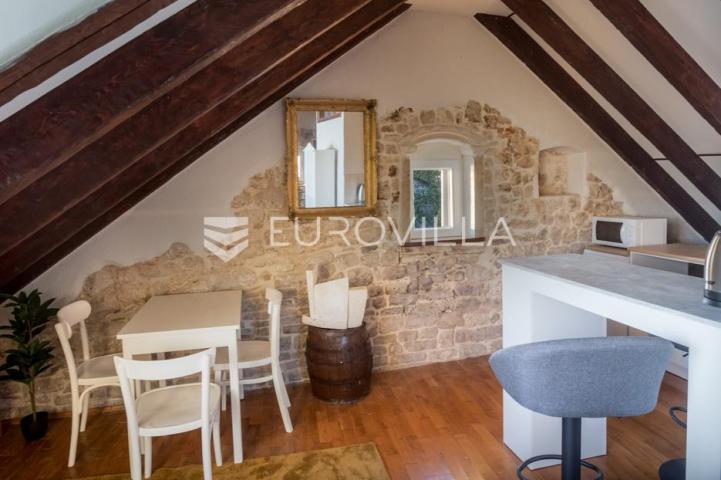 Šibenik, stara gradska jezgra, povijesna palača iz 12. stoljeća