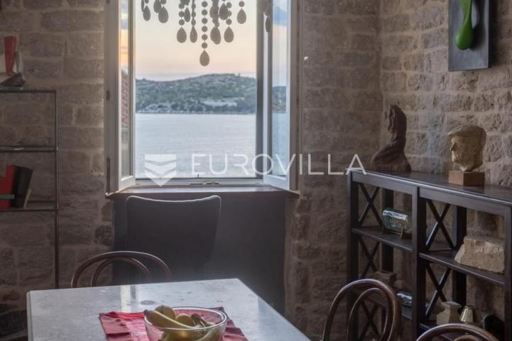 Šibenik, stara gradska jezgra, povijesna palača iz 12. stoljeća