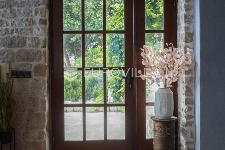 Šibenik, stara gradska jezgra, povijesna palača iz 12. stoljeća