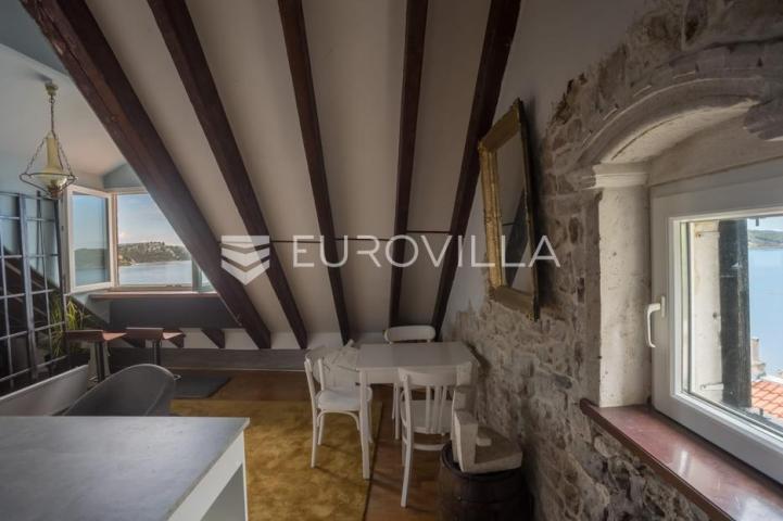 Šibenik, stara gradska jezgra, povijesna palača iz 12. stoljeća