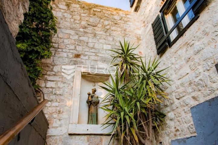 Šibenik, stara gradska jezgra, povijesna palača iz 12. stoljeća