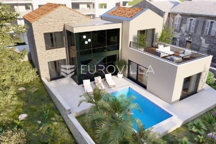 Šibenik zemljište u centru s građevnom dozvolom za vilu s bazenom