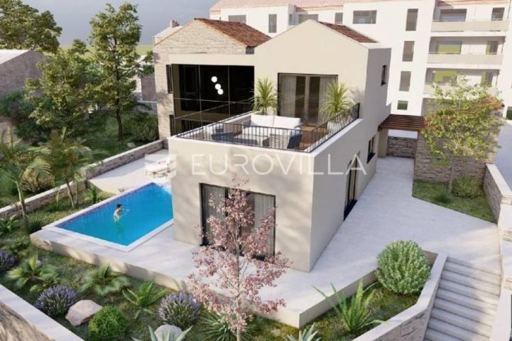 Šibenik zemljište u centru s građevnom dozvolom za vilu s bazenom
