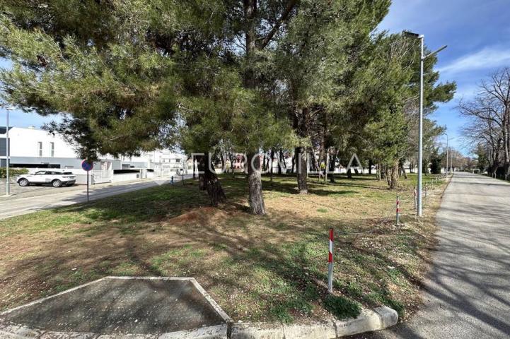 Fažana, idealno građevinsko zemljište od 850 m2 u blizini mora