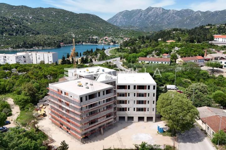 Ploče, novogradnja, trosobni stan na drugom katu