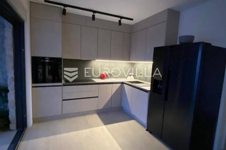 Makarska, moderna vila s tri stambene jedinice