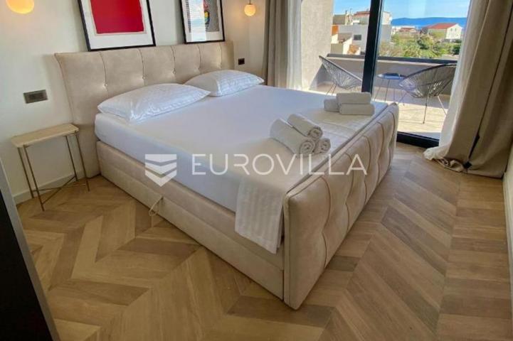 Makarska, moderna vila s tri stambene jedinice
