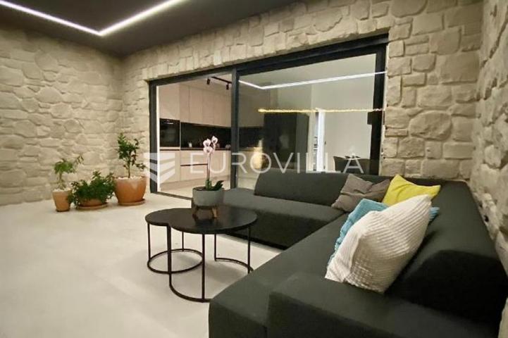 Makarska, moderna vila s tri stambene jedinice
