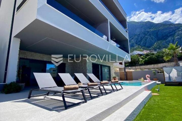 Makarska, moderna vila s tri stambene jedinice