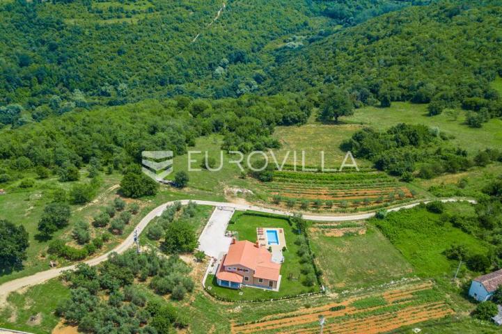 Istra, Rakotule -  zemljište 10100m2, T2 namjene, djelom građevinsko, pogled na Motovun