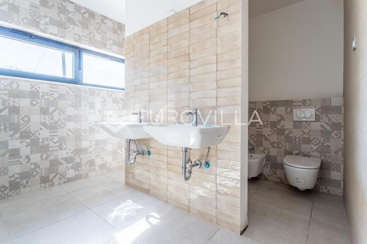Vodice, moderna vila s bazenom i pogledom na more
