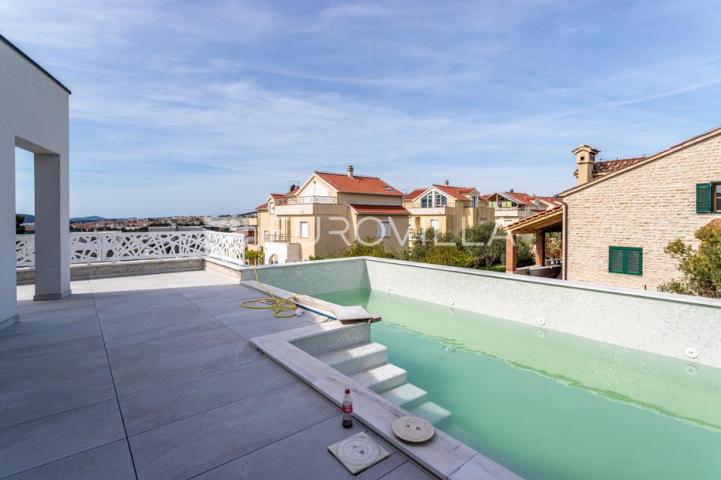 Vodice, moderna vila s bazenom i pogledom na more
