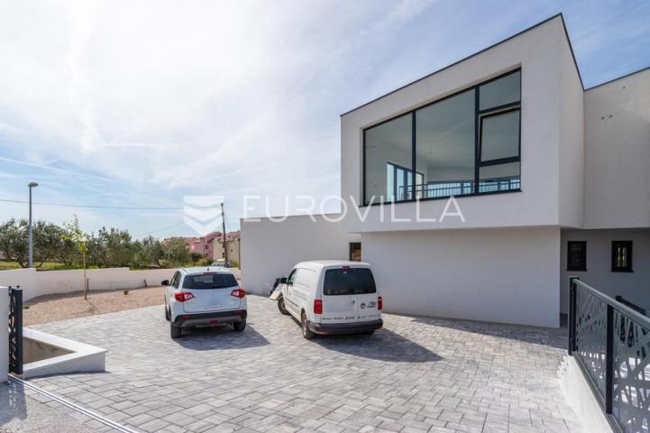Vodice, moderna vila s bazenom i pogledom na more