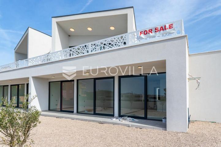 Vodice, moderna vila s bazenom i pogledom na more