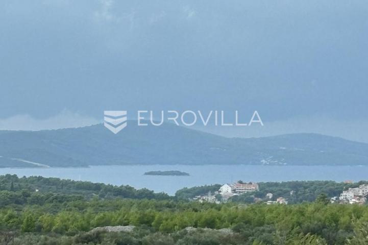 Brač, Milna: Poljoprivredno zemljište s pogledom na more