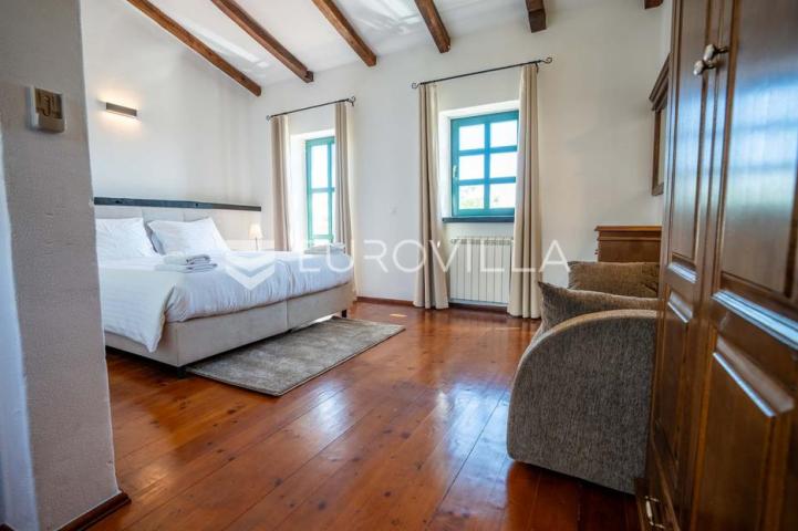 Istra, Sveti Lovreč, kamena vila 263 m² s bazenom, velikim vrtom i pogledom na more