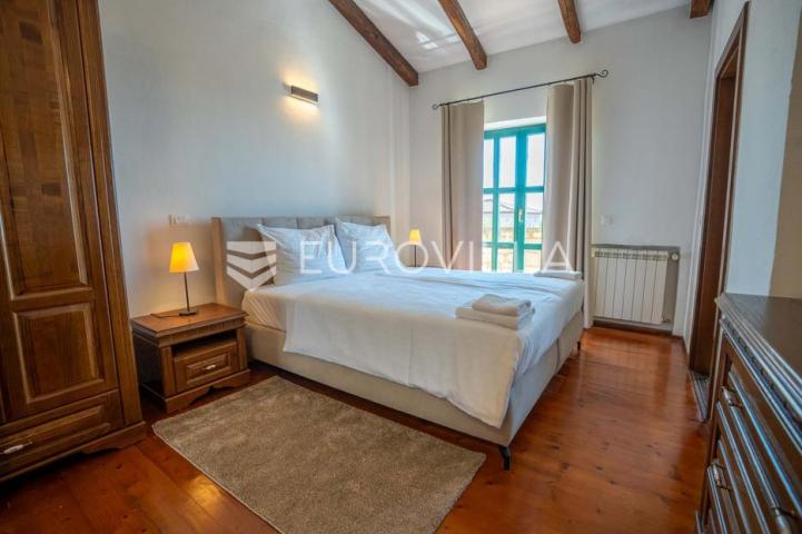 Istra, Sveti Lovreč, kamena vila 263 m² s bazenom, velikim vrtom i pogledom na more
