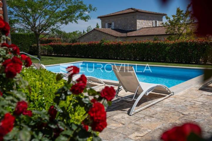 Istra, Sveti Lovreč, kamena vila 263 m² s bazenom, velikim vrtom i pogledom na more