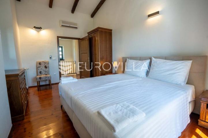 Istra, Sveti Lovreč, kamena vila 263 m² s bazenom, velikim vrtom i pogledom na more