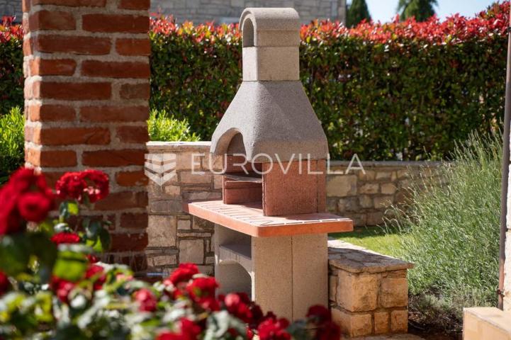 Istra, Sveti Lovreč, kamena vila 263 m² s bazenom, velikim vrtom i pogledom na more