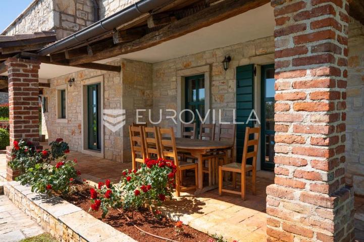 Istra, Sveti Lovreč, kamena vila 263 m² s bazenom, velikim vrtom i pogledom na more