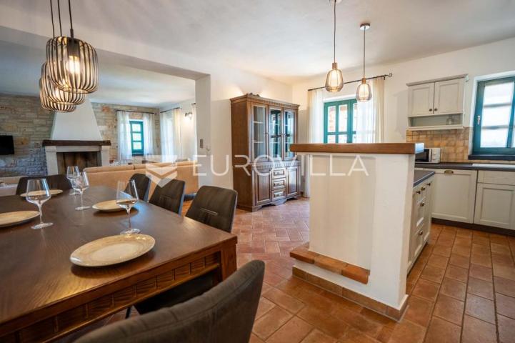 Istra, Sveti Lovreč, kamena vila 263 m² s bazenom, velikim vrtom i pogledom na more