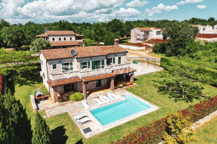 Istra, Sveti Lovreč, kamena vila 263 m² s bazenom, velikim vrtom i pogledom na more