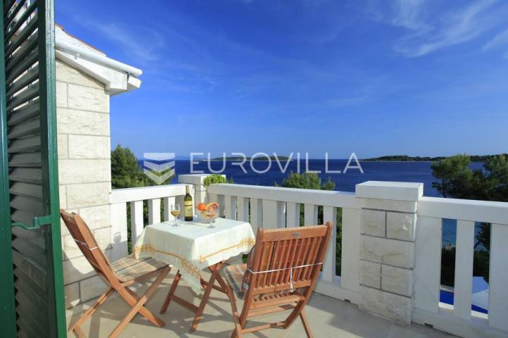 Korčula, lijepa dalmatinska kuća uz more s bazenom