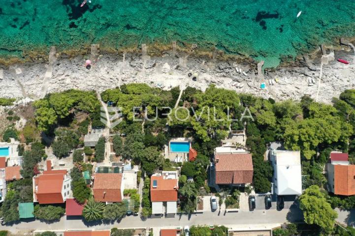 Korčula, lijepa dalmatinska kuća uz more s bazenom