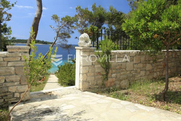 Korčula, lijepa dalmatinska kuća uz more s bazenom