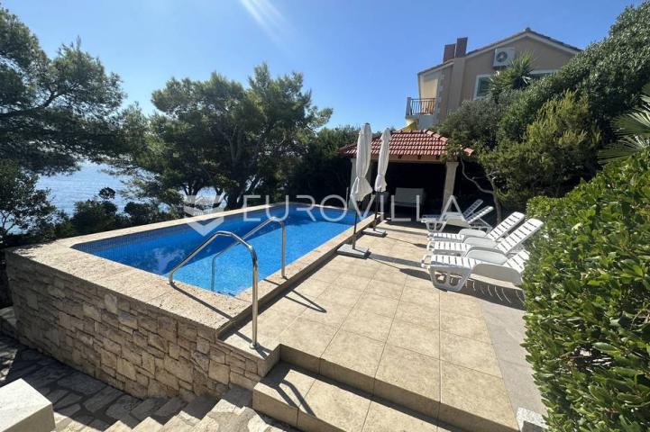 Korčula, lijepa dalmatinska kuća uz more s bazenom