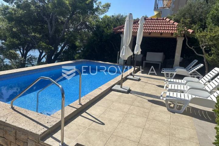 Korčula, lijepa dalmatinska kuća uz more s bazenom