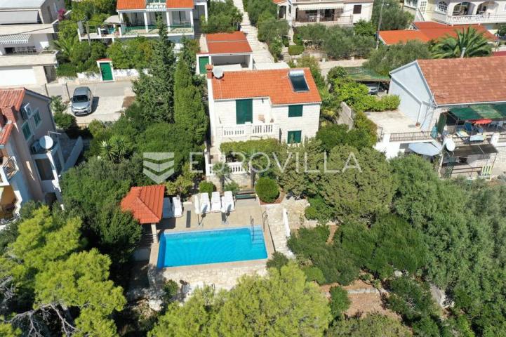 Korčula, lijepa dalmatinska kuća uz more s bazenom