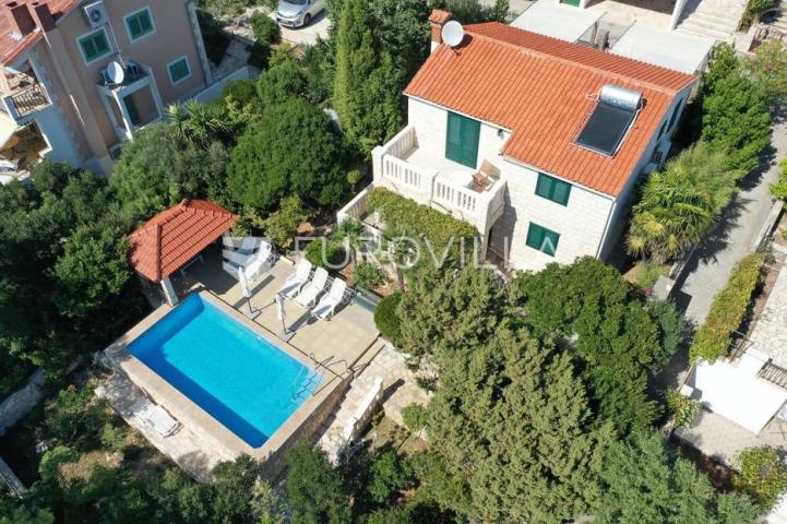 Korčula, lijepa dalmatinska kuća uz more s bazenom