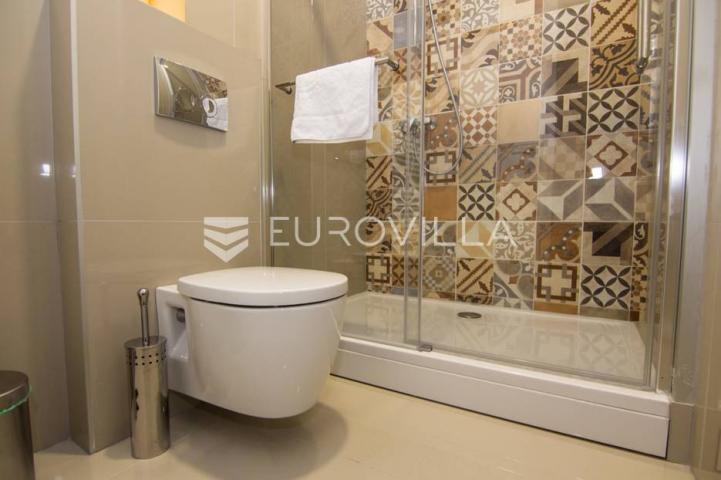 Centar stan 205m2 podijeljen na 5 apartmana i sobu