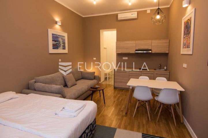 Centar stan 205m2 podijeljen na 5 apartmana i sobu