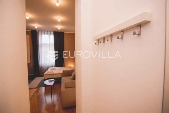 Centar stan 205m2 podijeljen na 5 apartmana i sobu