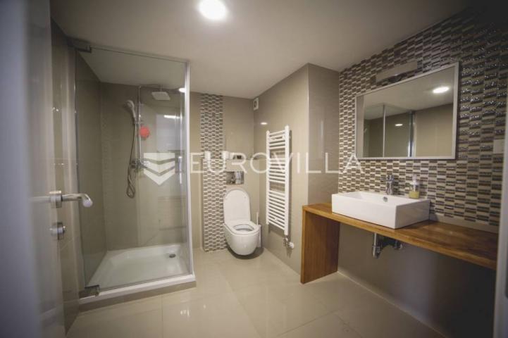 Centar stan 205m2 podijeljen na 5 apartmana i sobu