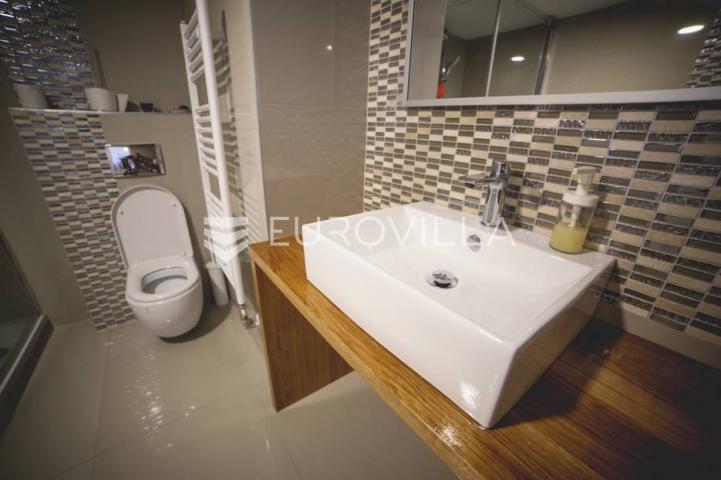 Centar stan 205m2 podijeljen na 5 apartmana i sobu