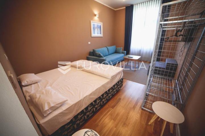 Centar stan 205m2 podijeljen na 5 apartmana i sobu