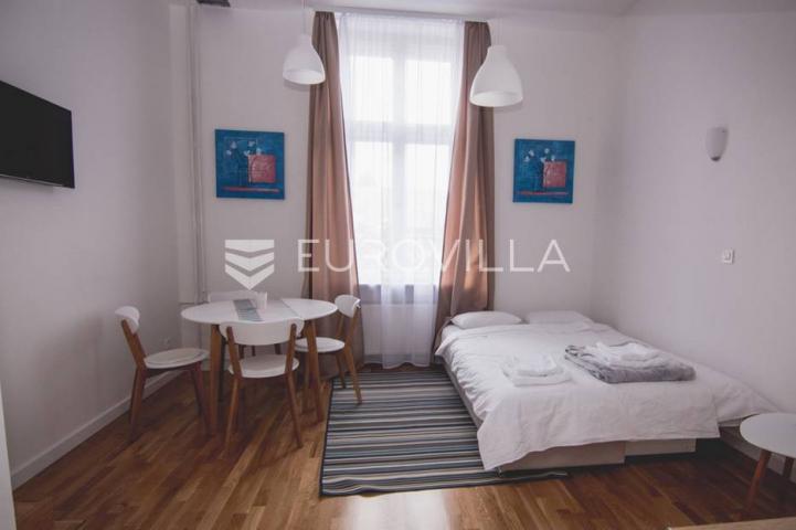 Centar stan 205m2 podijeljen na 5 apartmana i sobu