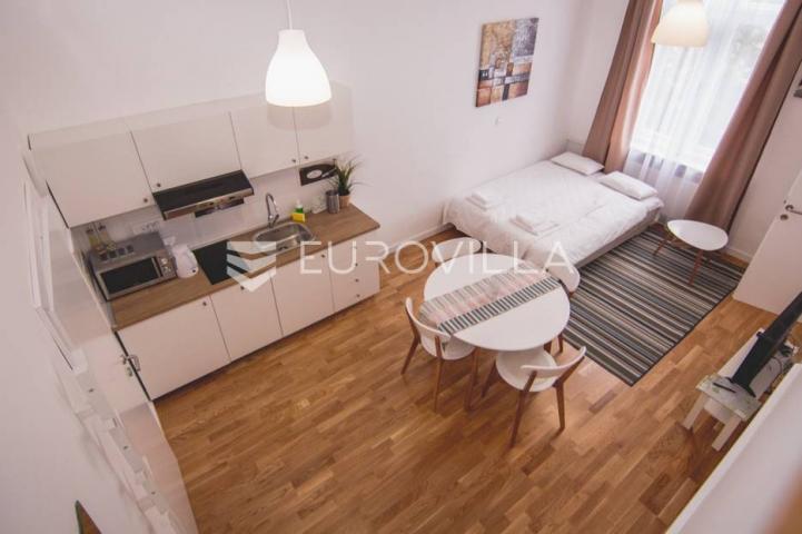 Centar stan 205m2 podijeljen na 5 apartmana i sobu